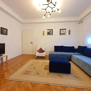 city-center-cozy-apartment.hotels-in-tirana.com/